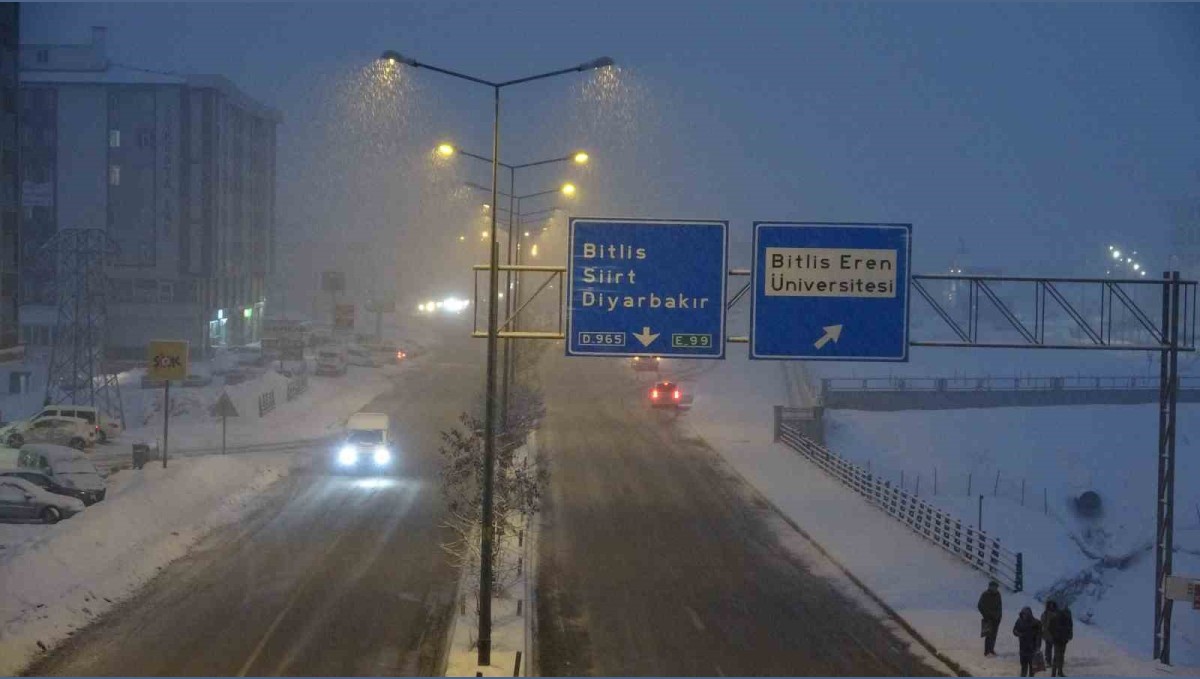 Bitlis'te eğitime kar engeli