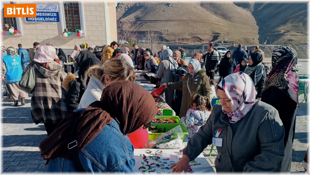 Bitlis'te Filistin halkı yararına hayır çarşısı açıldı