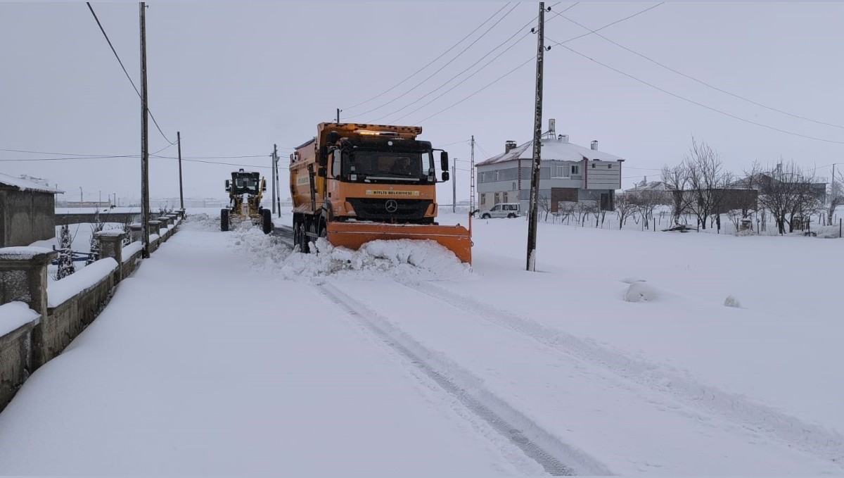 Bitlis'te kapalı köy yolları tek tek ulaşıma açılıyor