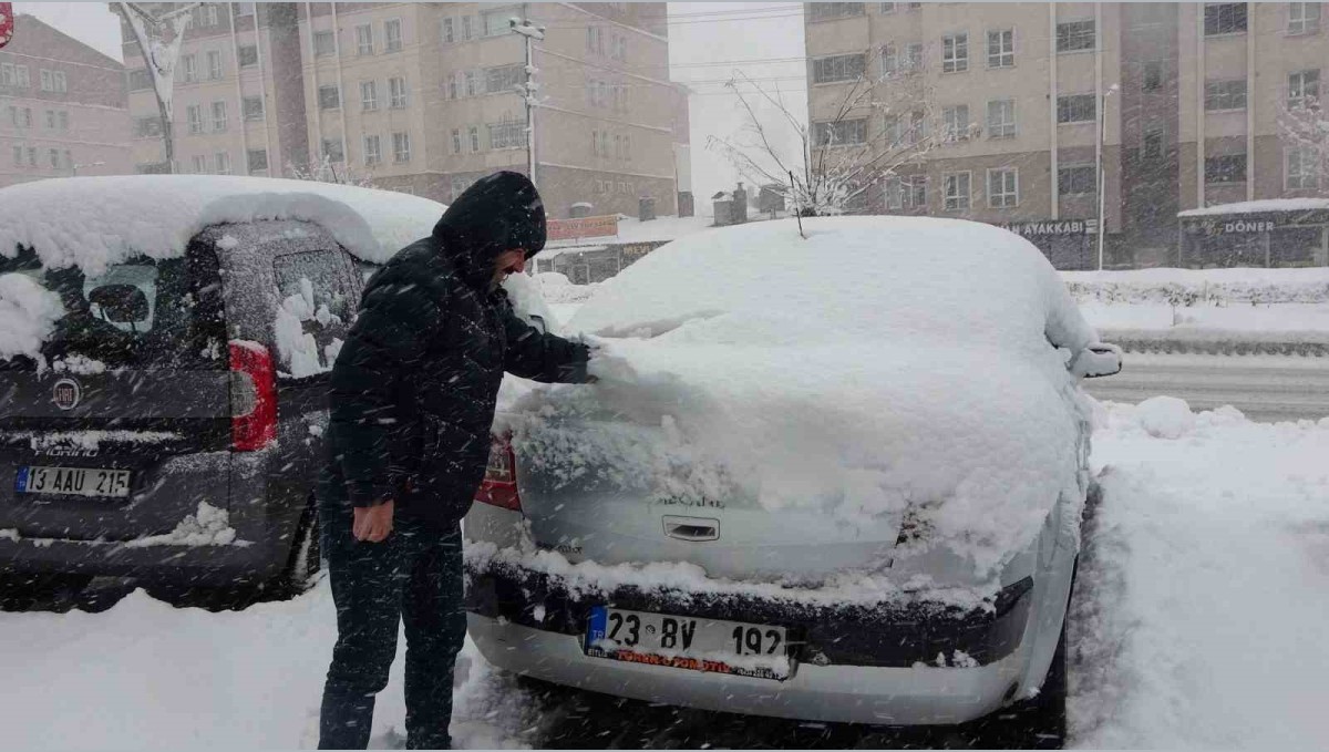 Bitlis'te kar yağışı: 196 köy yolu ulaşıma kapandı