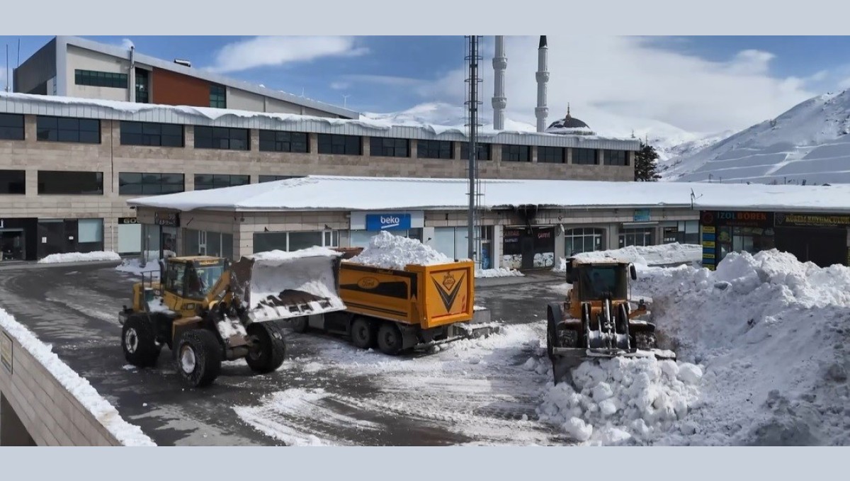 Bitlis'te kar yığınları kamyonlarla taşınıyor