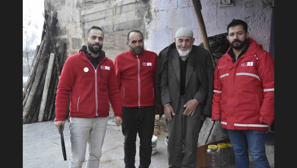 Bitlis'te Kızılay tarafından 1045 aileye gıda kolisi dağıttı