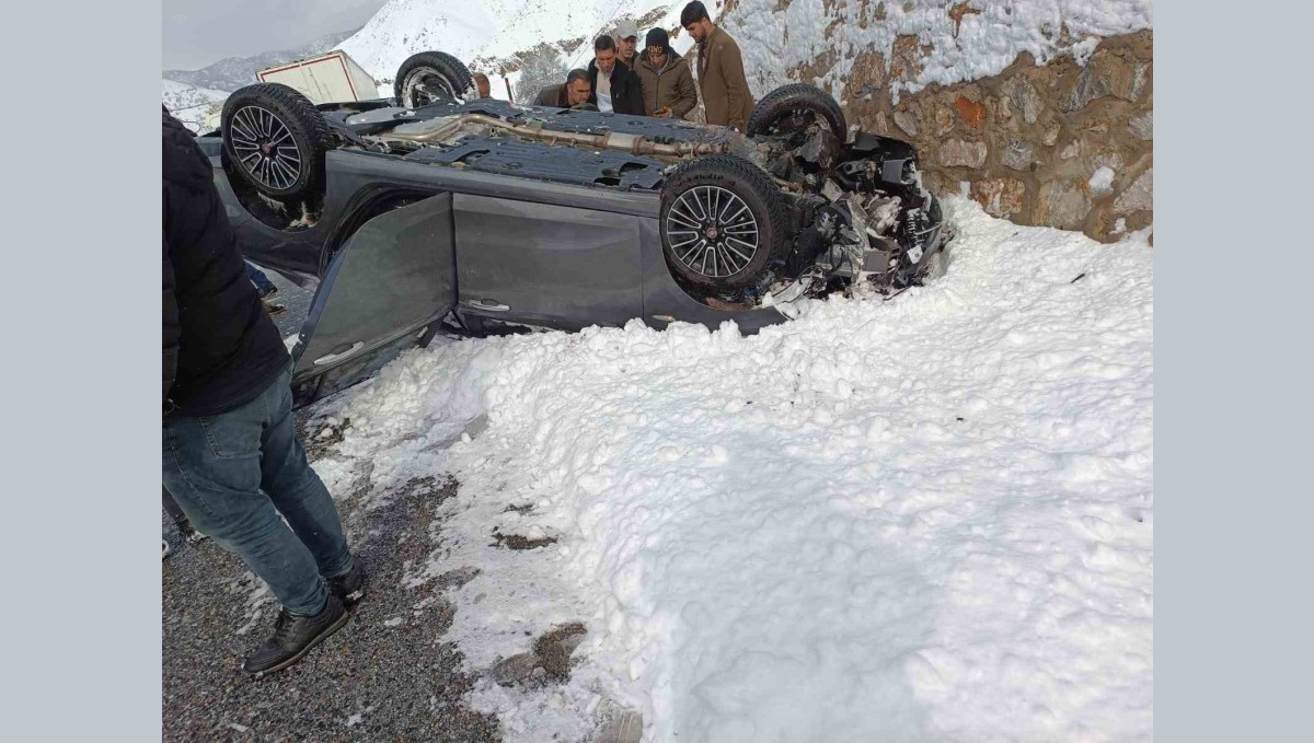 Bitlis'te otomobil takla attı: 2 yaralı