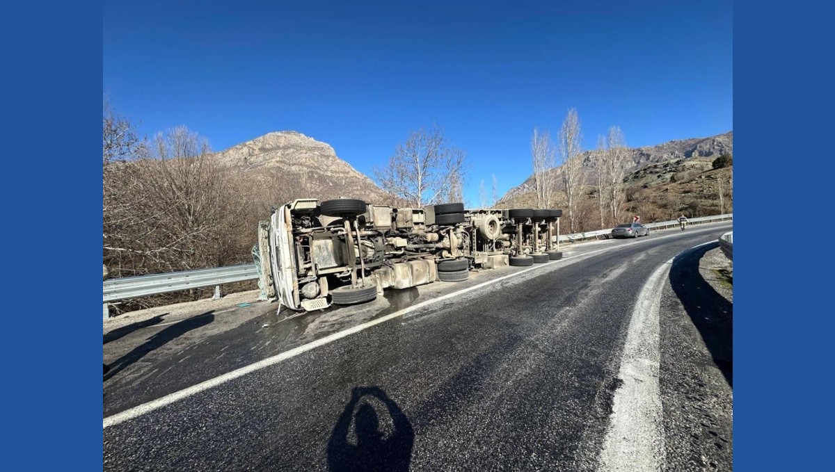 Bitlis'te tır devrildi: 1 yaralı