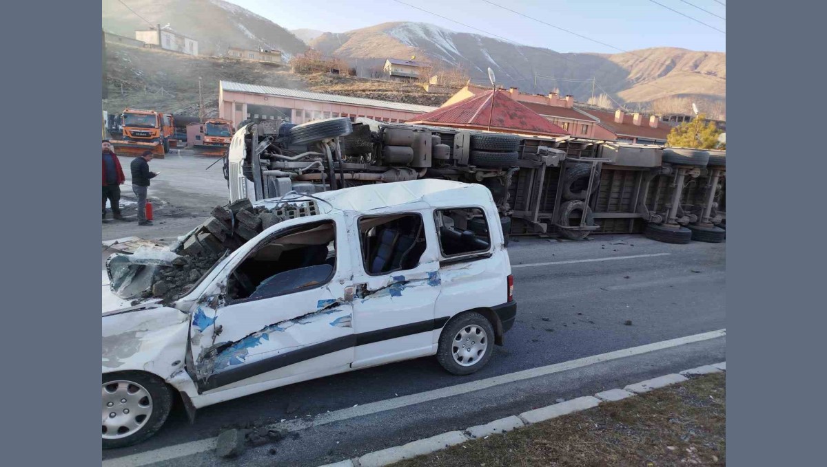 Bitlis'te tır devrildi: 2 yaralı