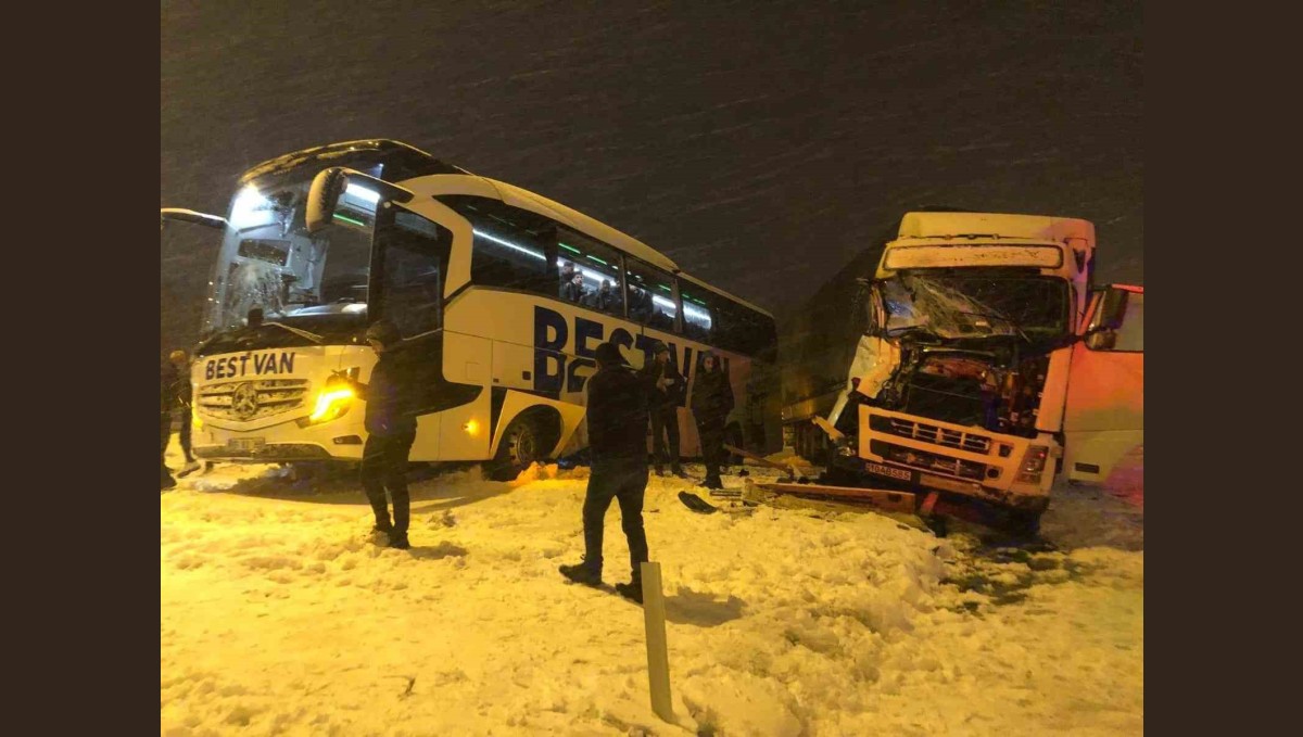 Bitlis'te tır ile otobüs çarpıştı: 2 kişi yaralandı