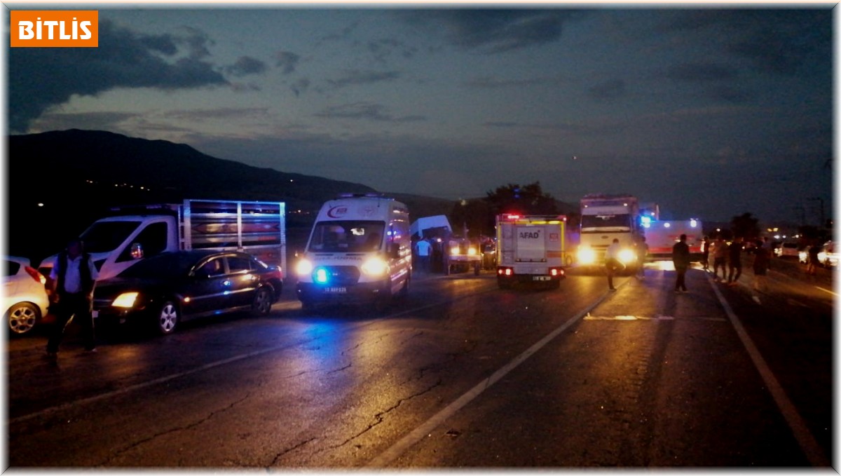 Bitlis'te trafik kazası: 6 aralı