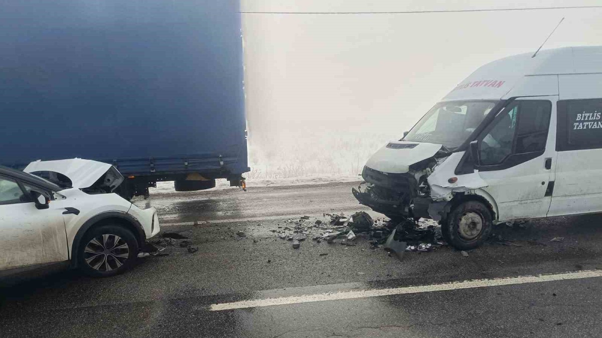 Bitlis'te zincirleme trafik kazası: 31 yaralı