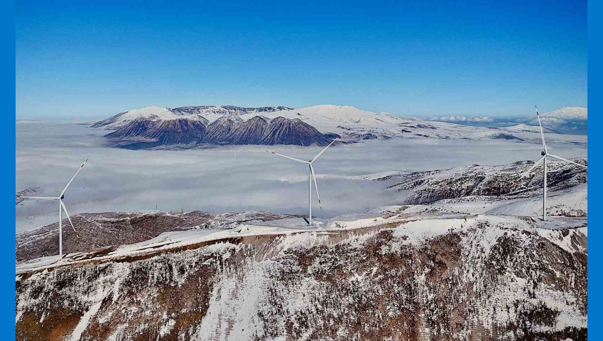 Bitlis'teki rüzgar güllerinin sisli dağlarla görüntüsü mest ediyor