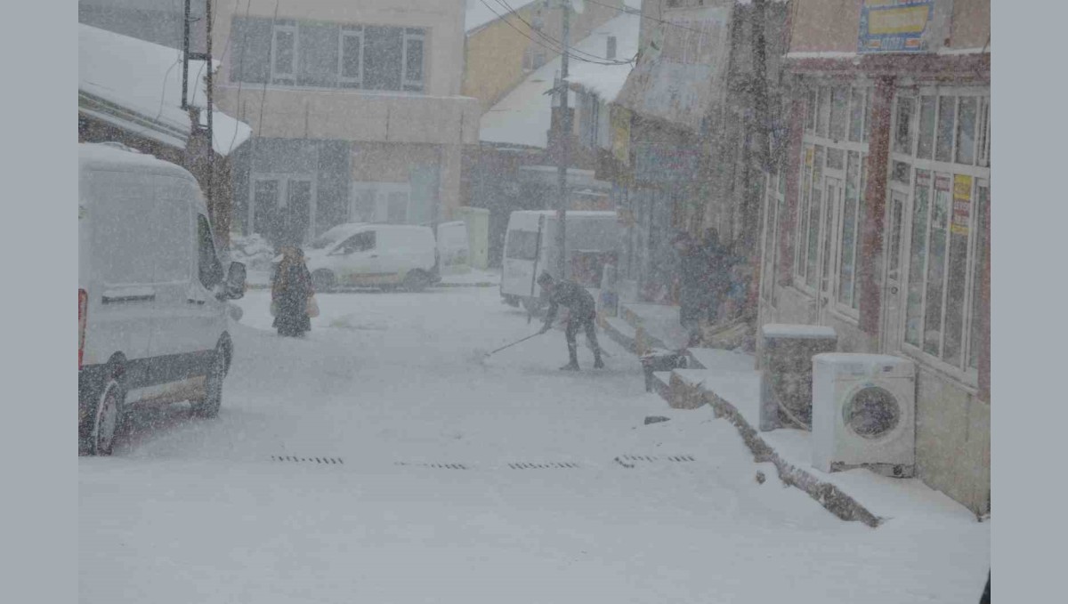 Bulanık'ta 48 köy yolu ulaşıma kapandı