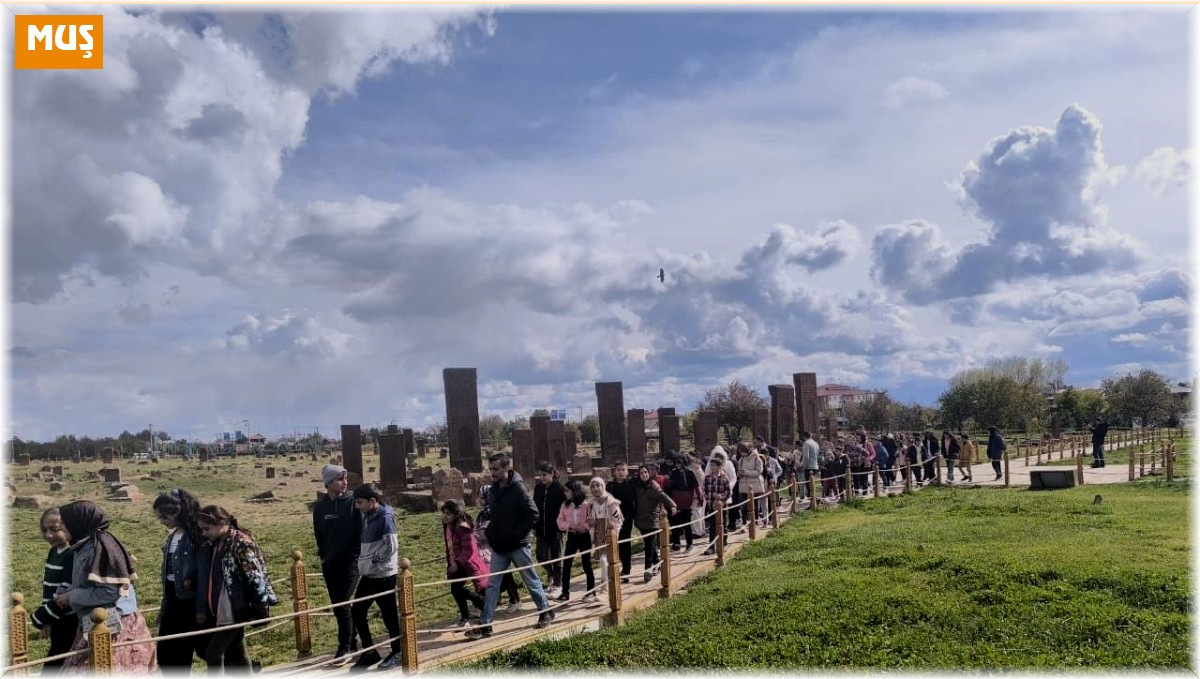 Bulanıklı öğrenciler Ahlat'ı gezdi