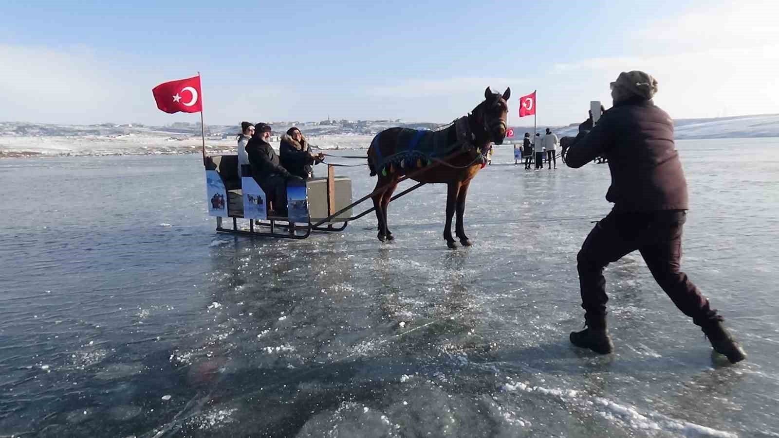 Buz tutan Kars Çıldır Gölü'ne yoğun ilgi