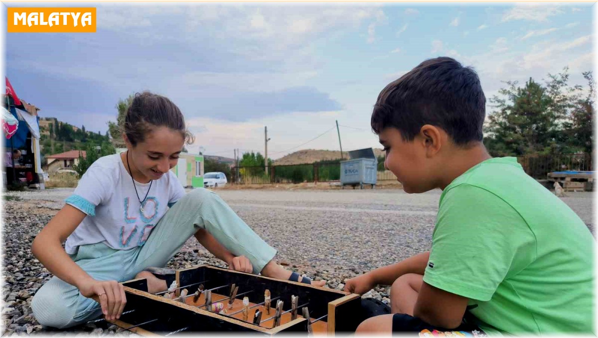 Çamaşır mandalı ile şişten yaptıkları langırt en büyük eğlenceleri oldu