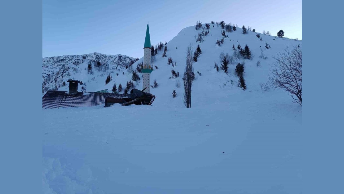 Cami lojmanının üzerine çığ düştü