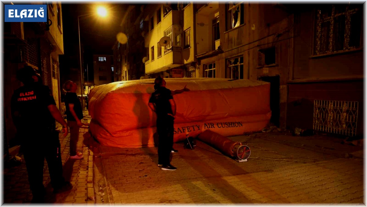 Çatıya çıkıp atlamak istedi, polis ikna etti