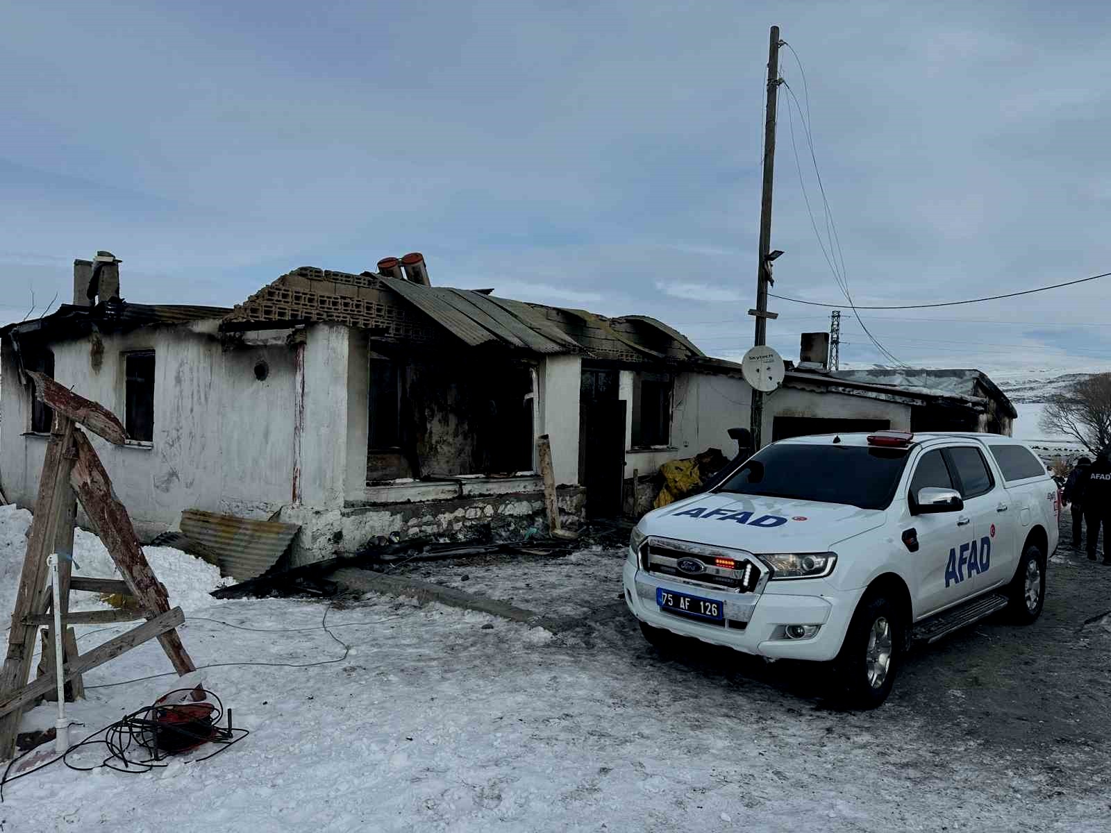 Çıldır'da çıkan yangında bir ev kül oldu