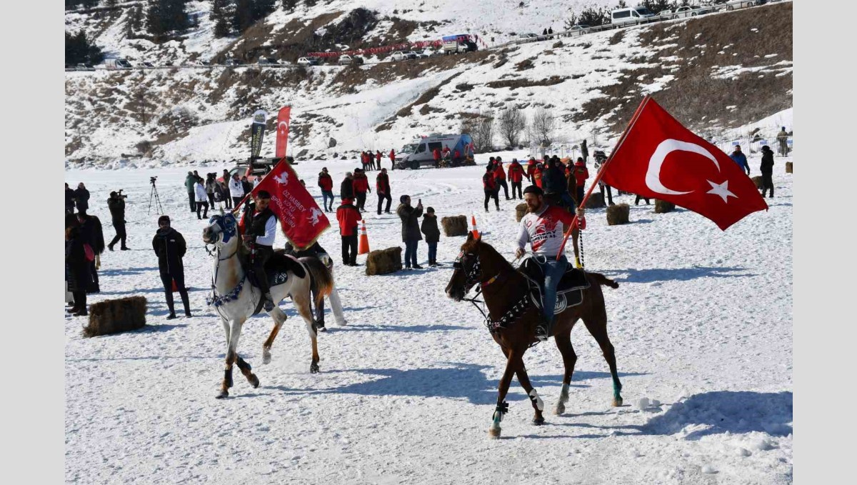 Çıldır Gölü "Altın At Kristal Buz Festivali" ile şenlendi