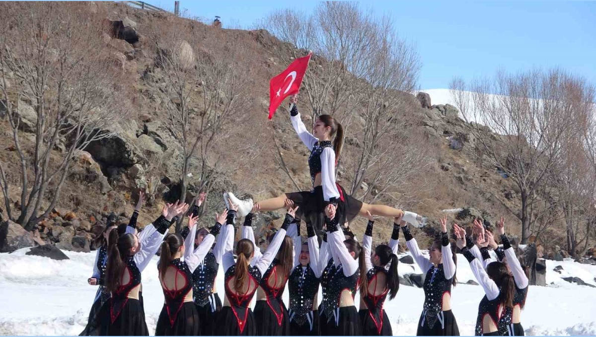 Çıldır Gölü'nde nefes kesen senkronize buz pateni gösterisi