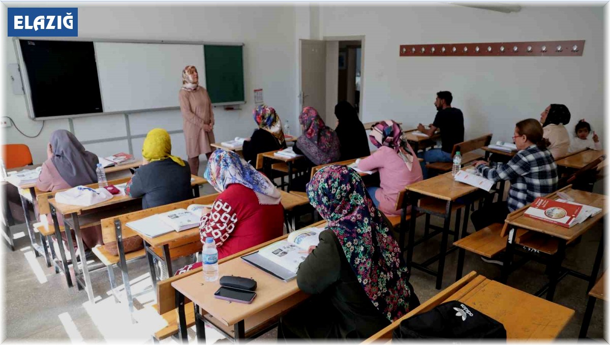 Çocuklarının okuduğu sıralarda şimdi kendileri ter döküyor