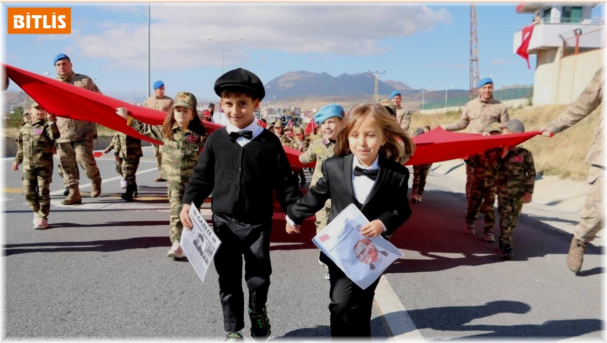 Cumhuriyet'in 101. yılında Tatvan'da minik öğrencilerden coşkulu kutlama