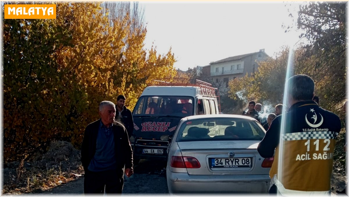 Darende'de minibüs ile otomobilin karıştığı kazada 2 kişi yaralandı