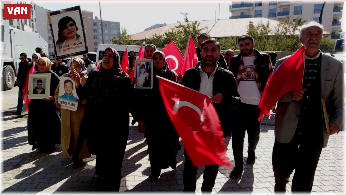 DEM, anneleri evlat nöbetinden vazgeçirmek için şarkı çalıyor