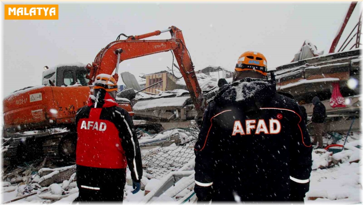 Deprem bölgesinde kar altında zamanla yarış