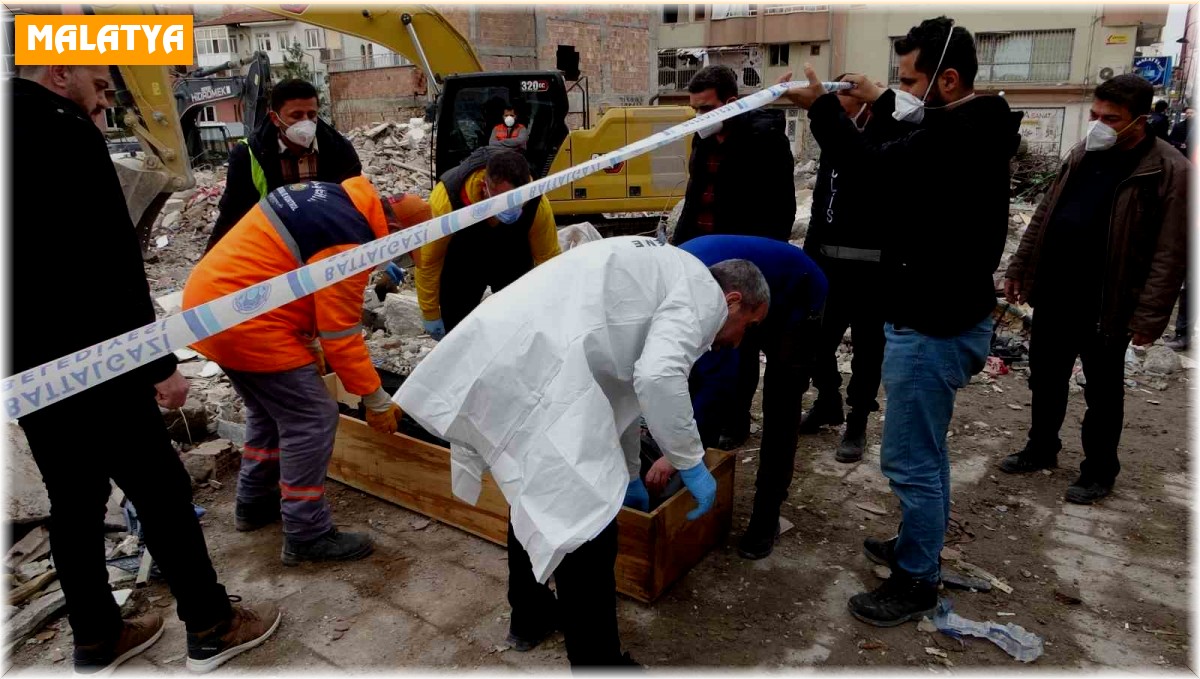 Depremde yıkılan binanın enkazında erkek cesedi bulundu