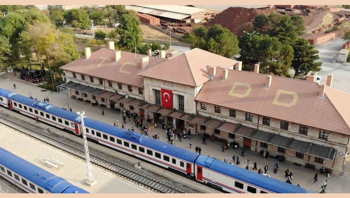 Depremlerin yıkamadığı bina: Erzincan Tren Garı