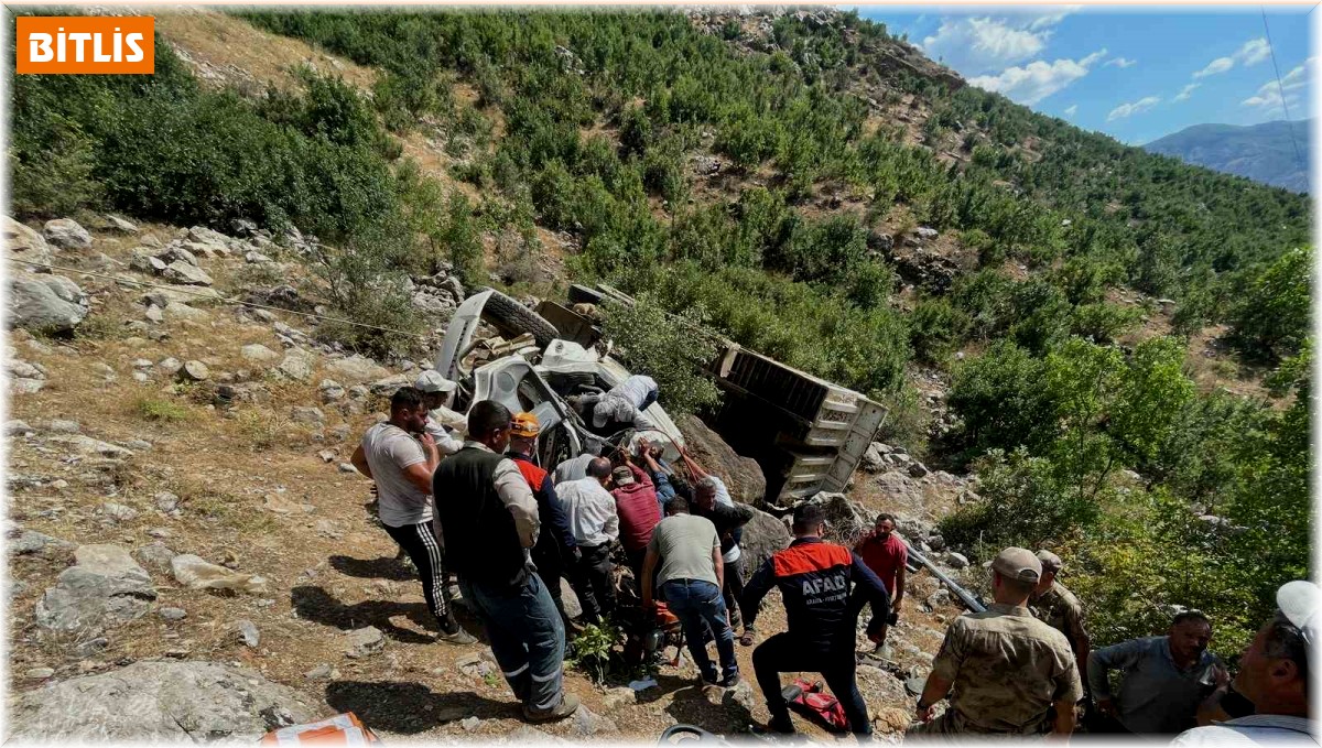 Devrilen kamyonetin altında kalan sürücü yaralandı