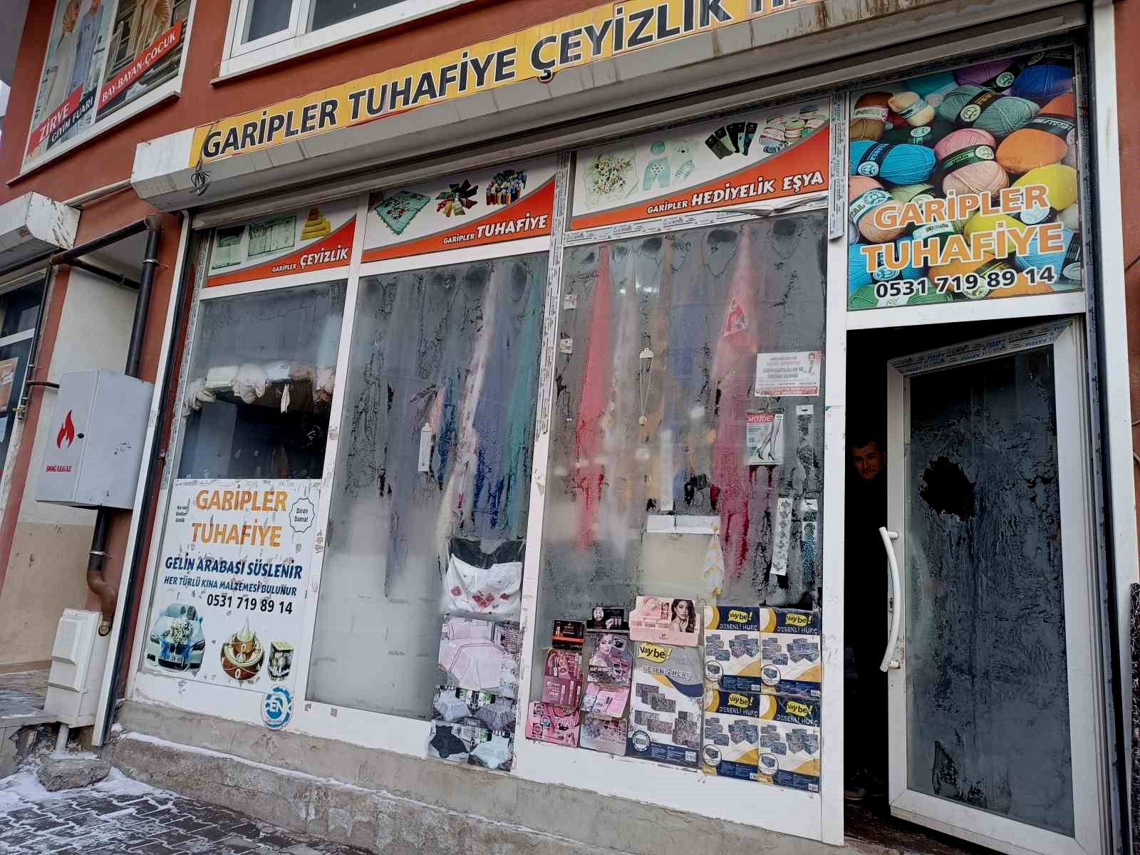 Diyadin'de iş yerlerinin camları buz tuttu