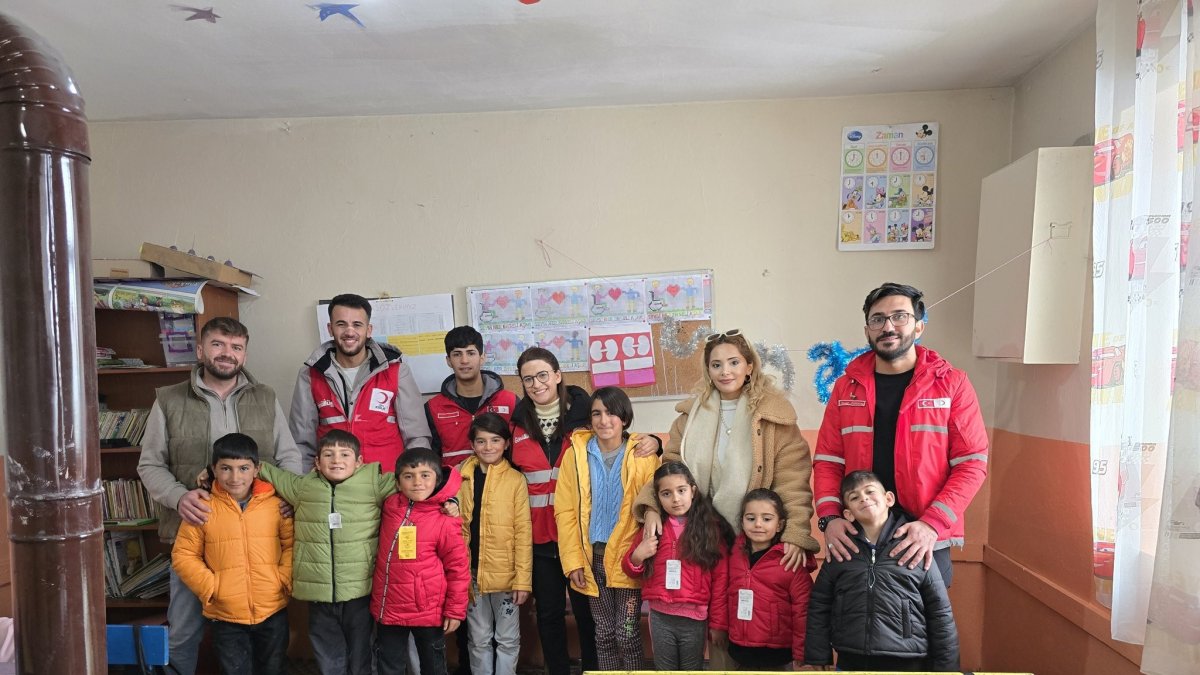 Diyadin Kızılay Şubesi yöneticileri köy ziyaretlerine devam ediyor