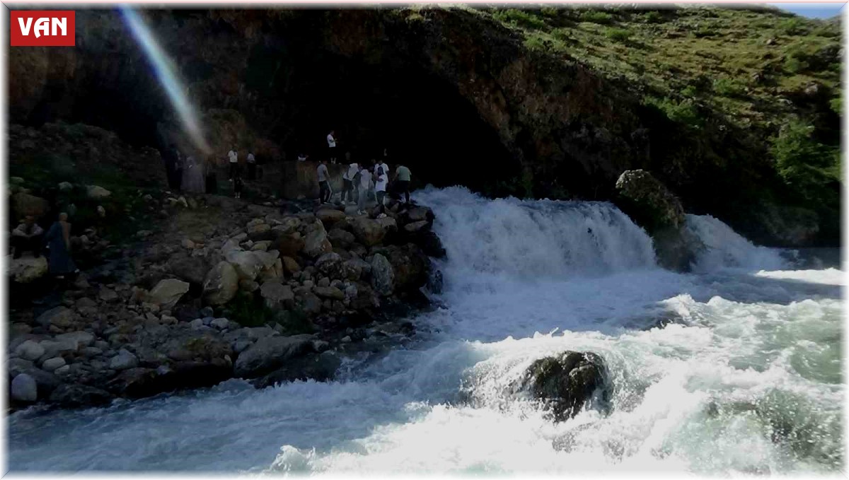 Doğa harikası su kaynağı ziyaretçilerini ağırlıyor