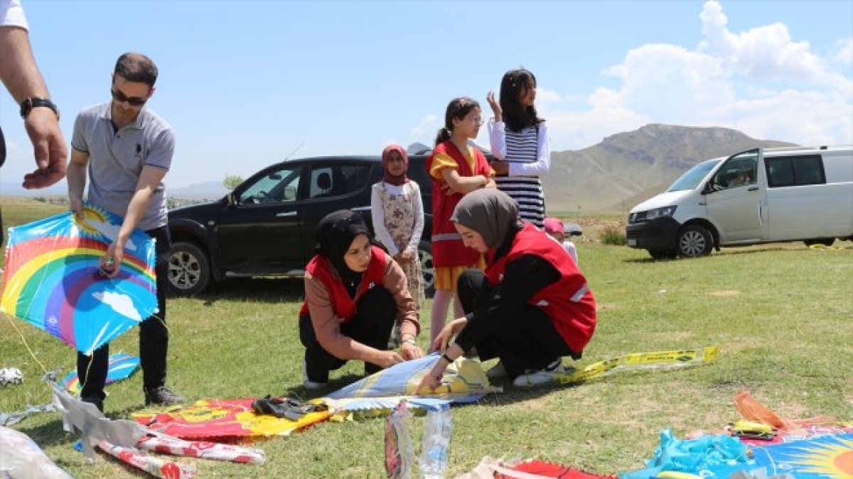 Doğubayazıt'ta öğrenciler Kızılay öncülüğünde düzenlenen uçurtma şenliğinde buluştu