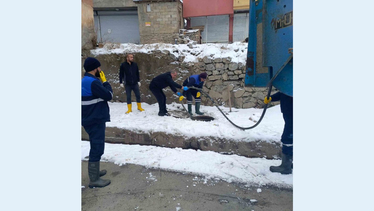 Dondurucu soğukta 11 kanalizasyon arızası giderildi