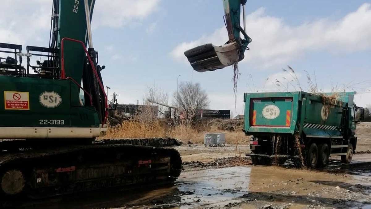 DSİ’den Fırat Mahallesi’nde Dere Temizliği Çalışması