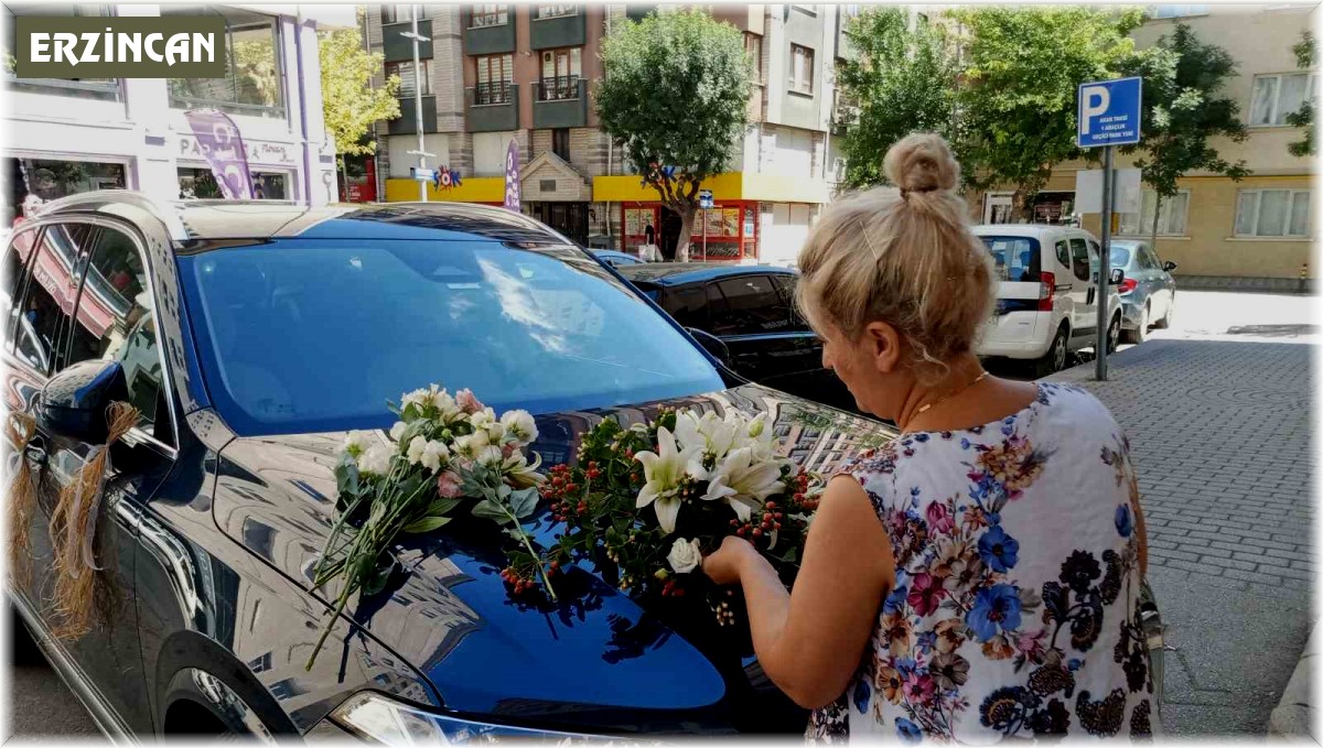 Düğün sezonuyla birlikte çiçekçilerde 'gelin arabası' yoğunluğu başladı