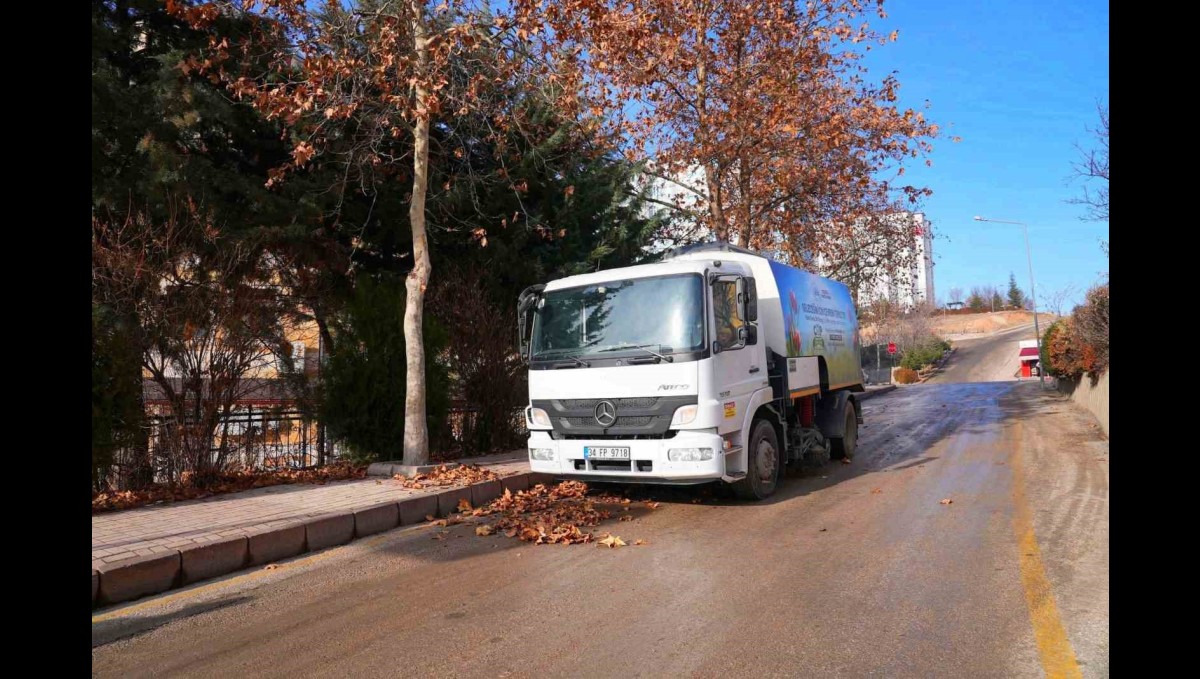 Elazığ Belediyesi ekipleri, kentin dört bir yanında yoğun mesaisini sürdürüyor