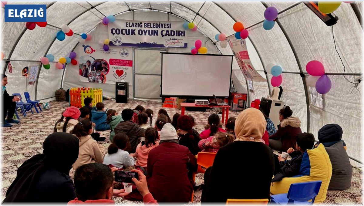 Elazığ Belediyesi kurduğu çocuk oyun çadırında depremin izlerini silmeye çalışıyor