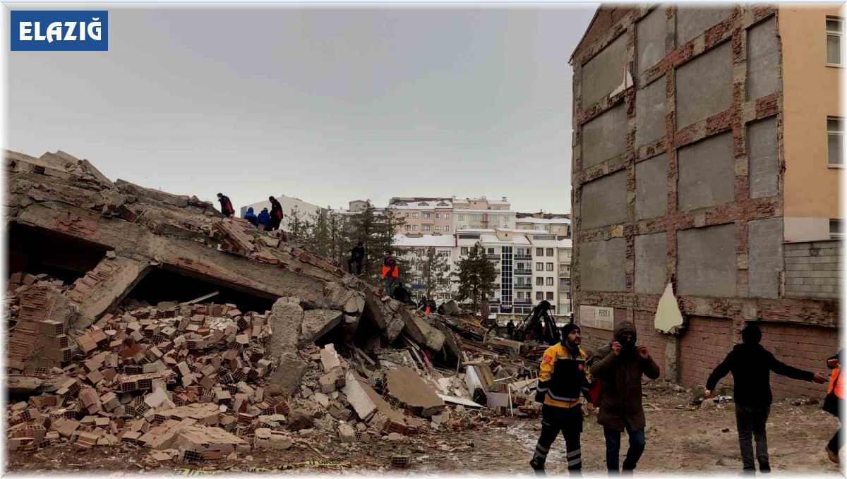 Elazığ bir bina çöktü, biri polis 4 kişinin olduğu tahmin ediliyor