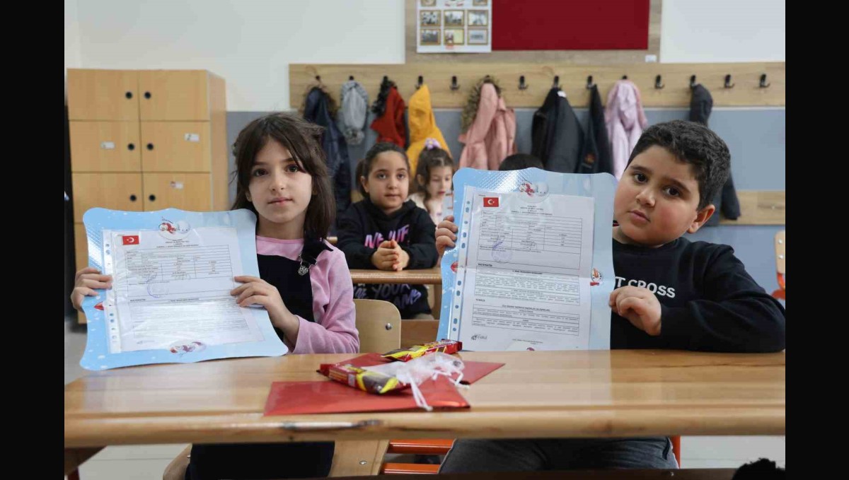 Elazığ'da 120 bin öğrenci karne heyecanı yaşadı