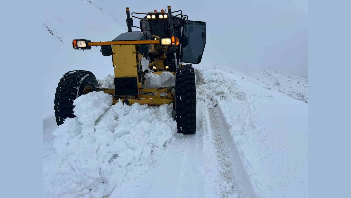 Elazığ'da 31 köy yolunu açma çalışması sürüyor