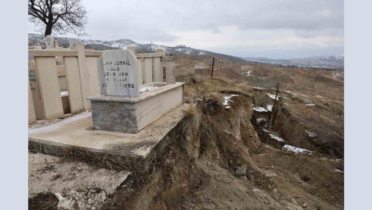 Elazığ'da 35 kabrin bulunduğu mezarlıkta heyelan