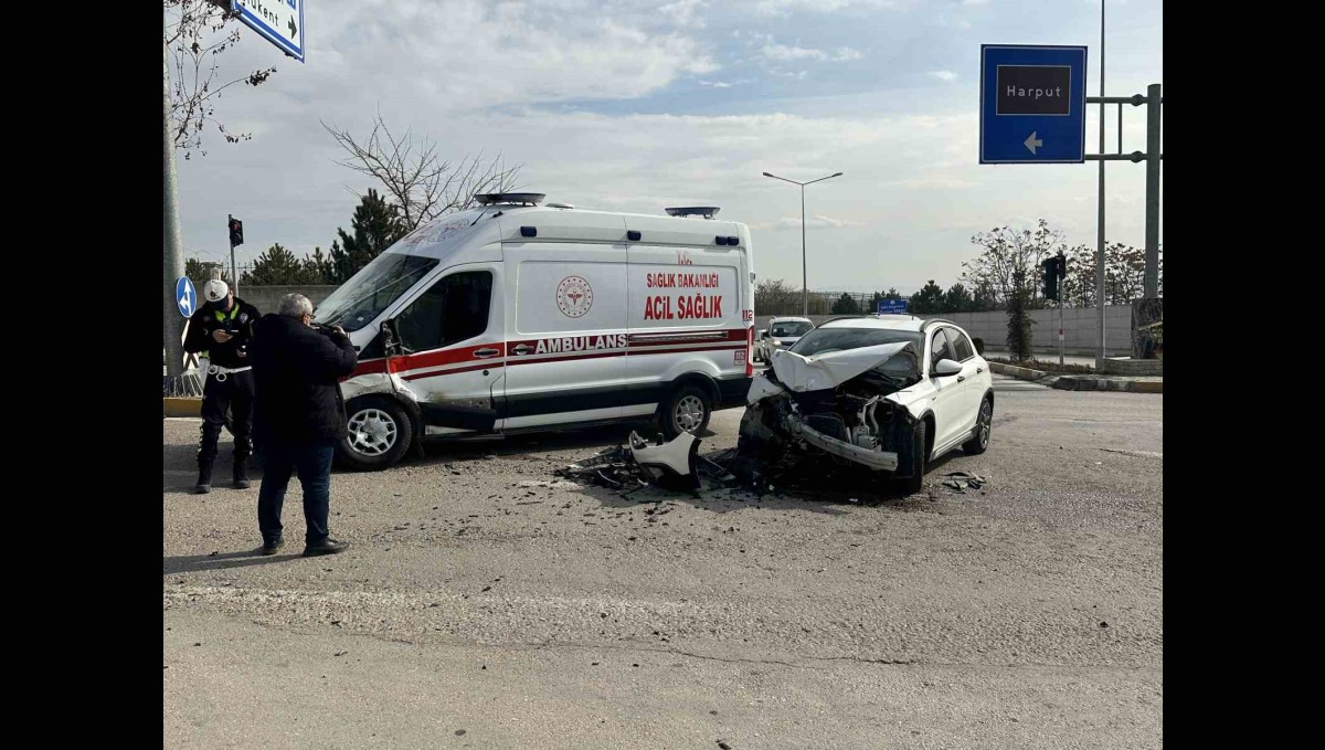 Elazığ'da ambulans ile otomobil çarpıştı: 2 yaralı