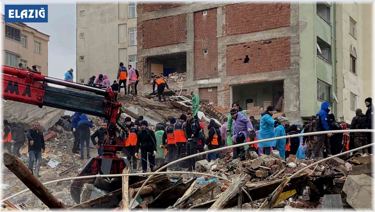 Elazığ'da bina böyle çöktü