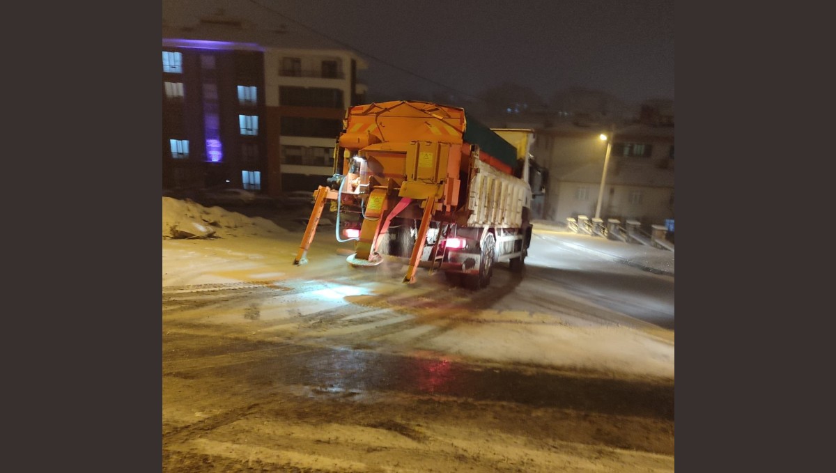 Elazığ'da buzlanmaya karşı tuzlama çalışması