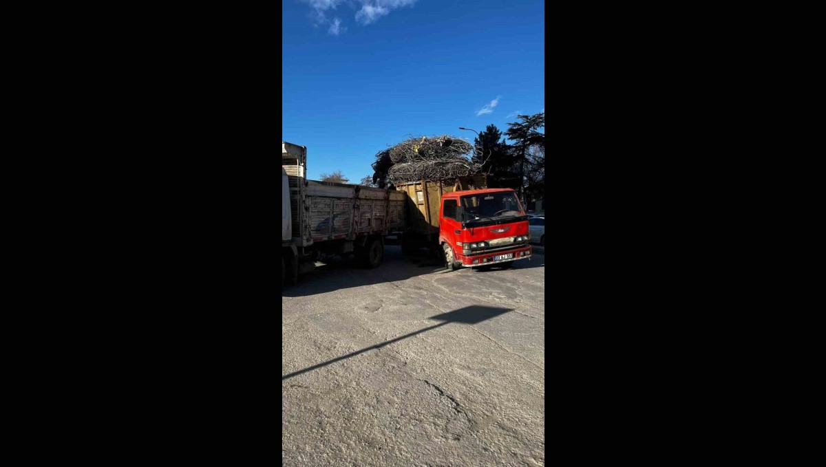 Elazığ'da demir yüklü kamyonun tehlikeli yolculuğu kameraya yansıdı