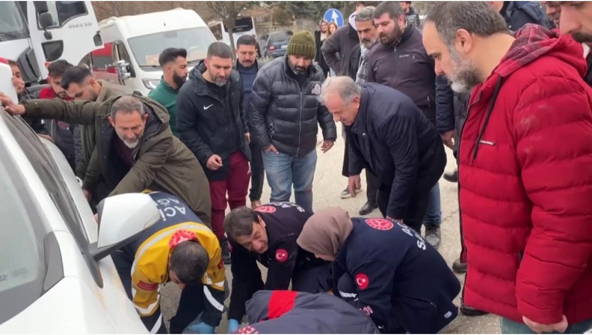 Elazığ'da feci kaza: Motokurye otomobilin altına girdi