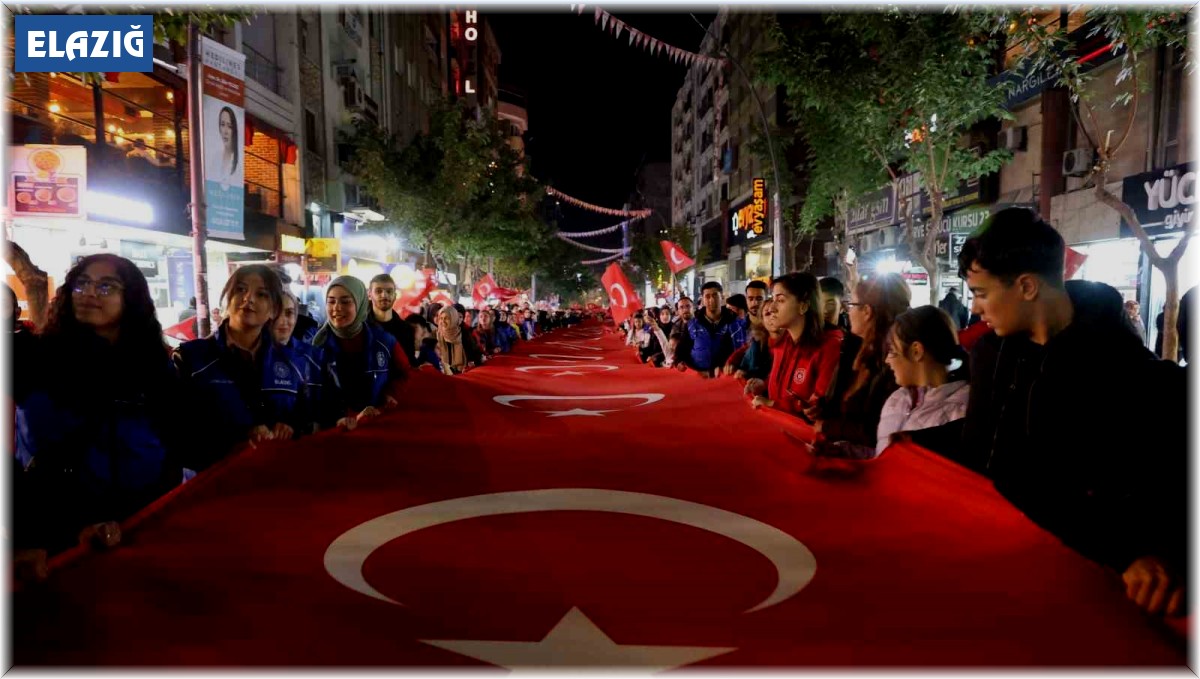 Elazığ'da fener alayı renkli görüntüler oluşturdu