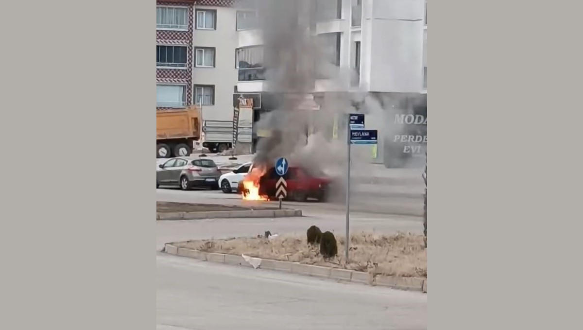 Elazığ'da Fiat Tofaş araç alev alev yandı